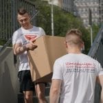 Pracownicy uśmiechniętej firmy przeprowadzkowej